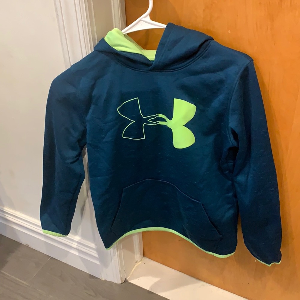 Under Armour sweatshirt with hood.